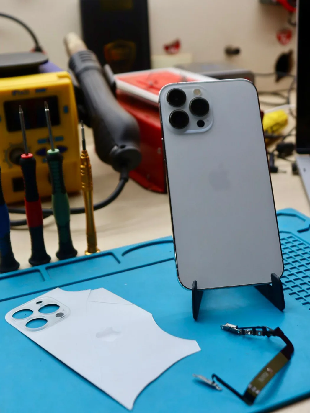 iPhone 13 Pro Max após troca da tampa traseira e flex de botões
